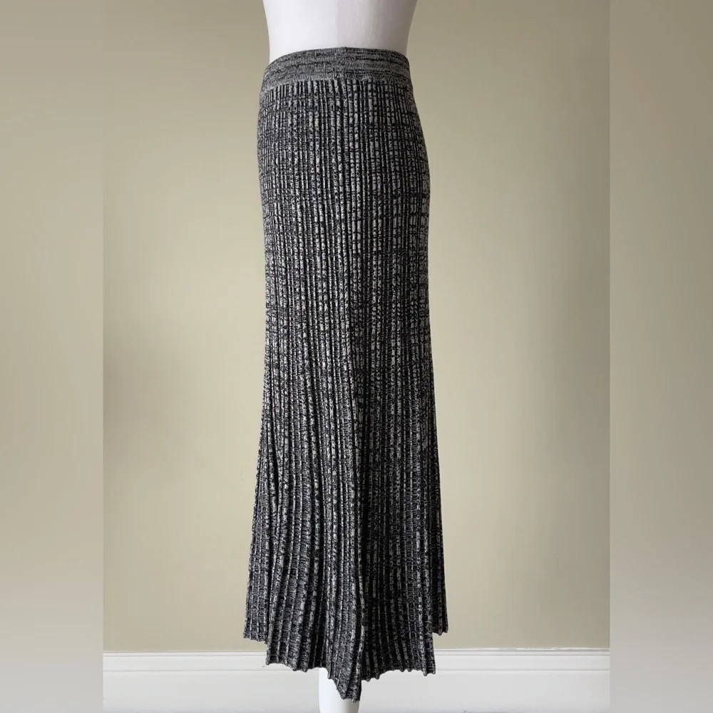 Calvin Klein NWT Black Gray and metallic Silver Ribbed Knit A-Line Midi Skirt